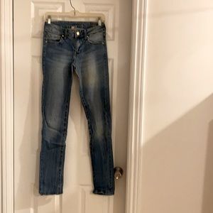 MNG Jeans Super Slim and extra distressed legs detail